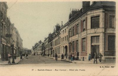 On voit ici l'ancien bureau des postes qui se trouvait au carrefour de la rue Carnot et de la rue des Bleuets on peut voir l'entrée de la rue sur la gauche.